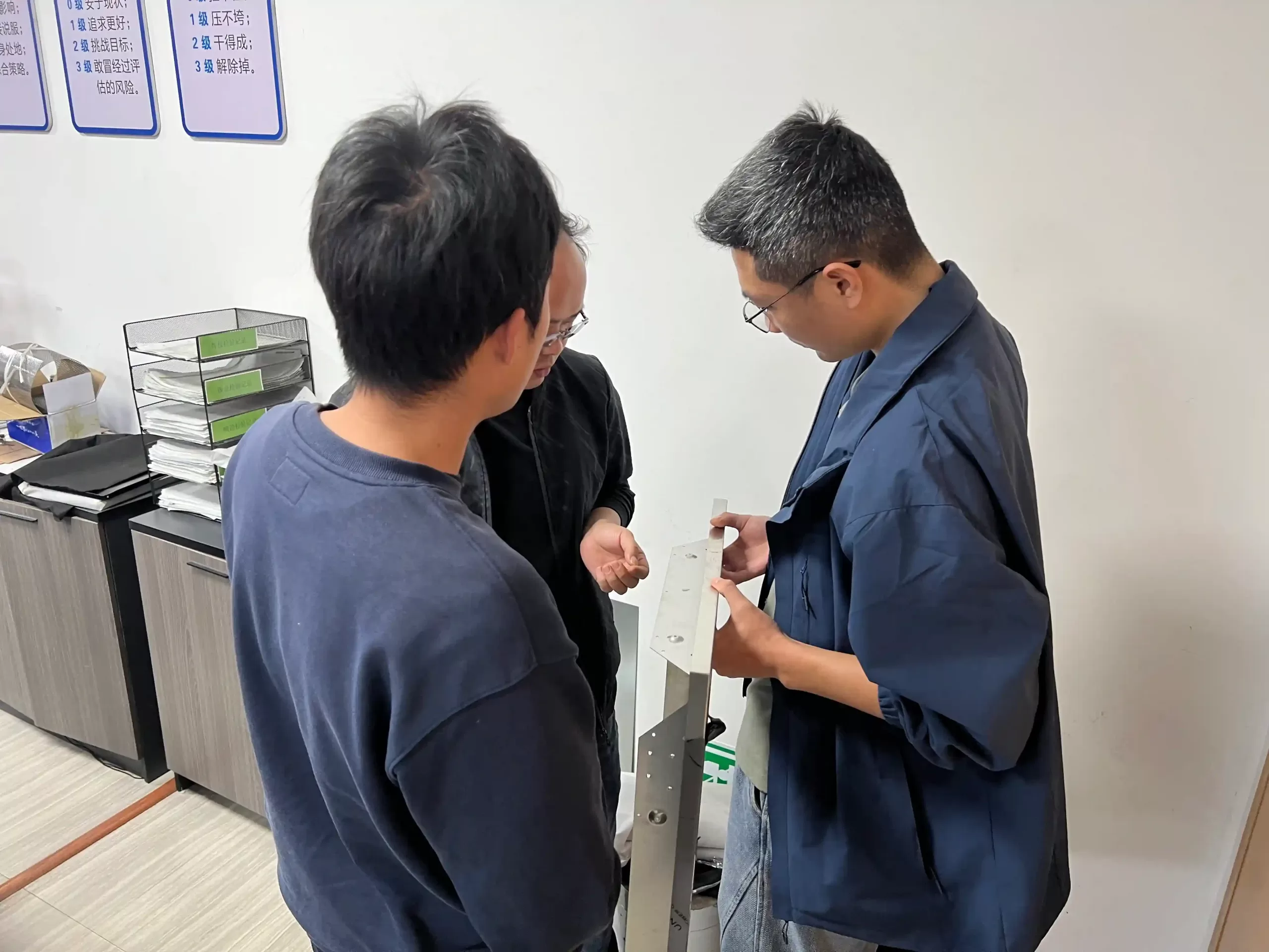現場で作業する検査員