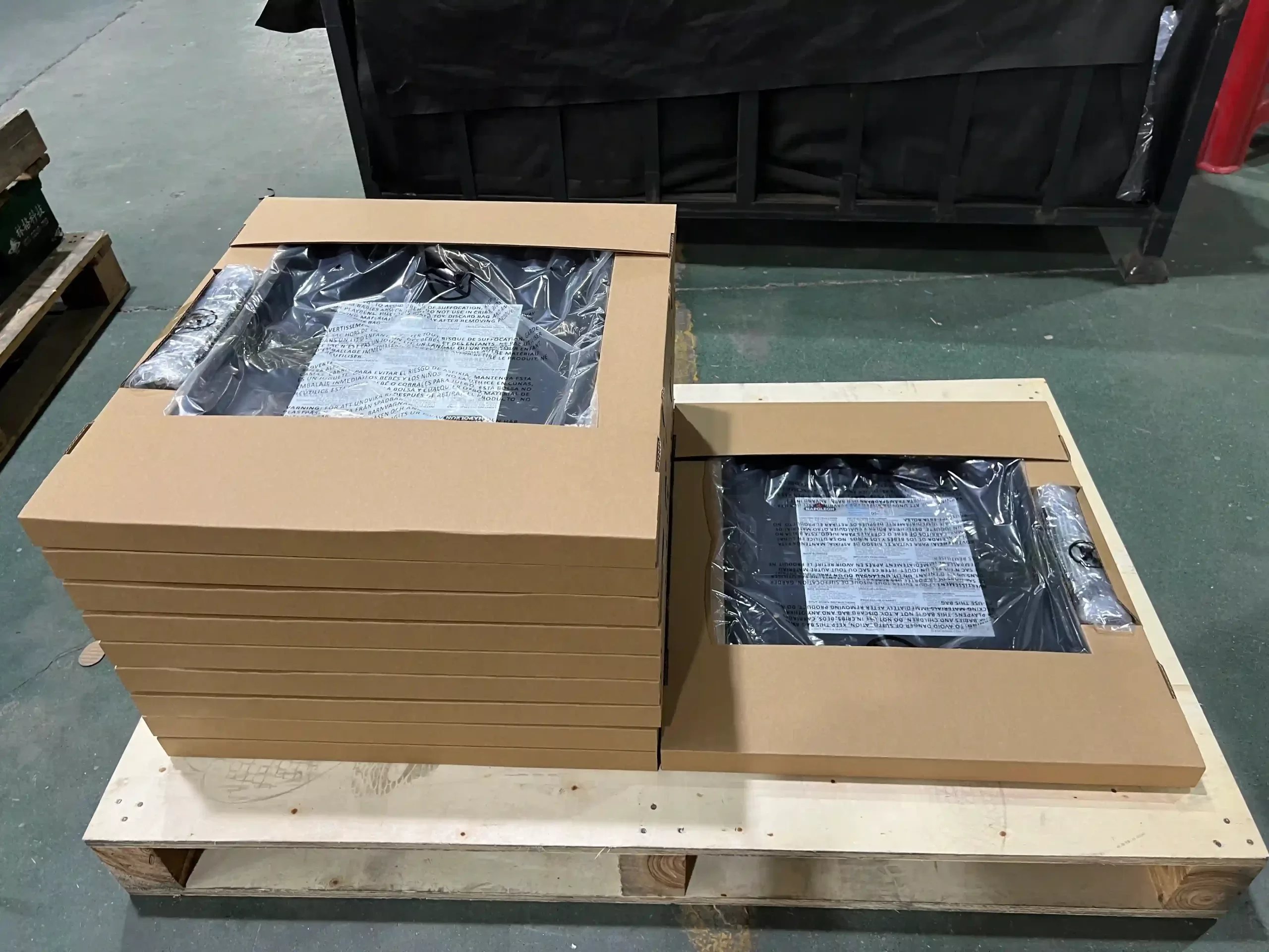 出荷ラベルと段ボールマークのクローズアップ